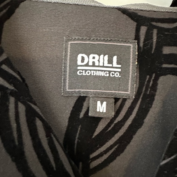 🆕 Drill Clothing Co Button Up Shirt Men’s Medium Black Pattern Short Sleeve NWT - Picture 4 of 10